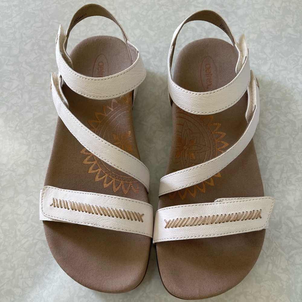 EUC Aetrex Gabby Shite Sandal - size 8.5